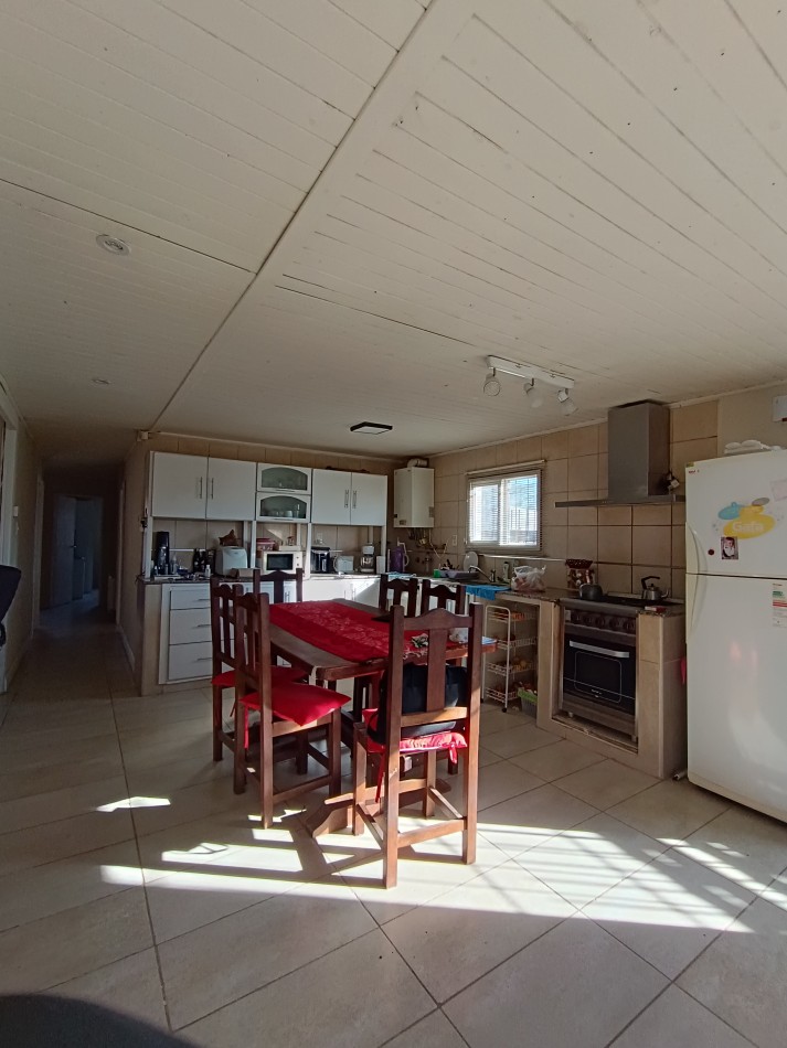 Casa de 4 habitaciones, 2 baños, patio con pileta y garage doble con fogon y baño