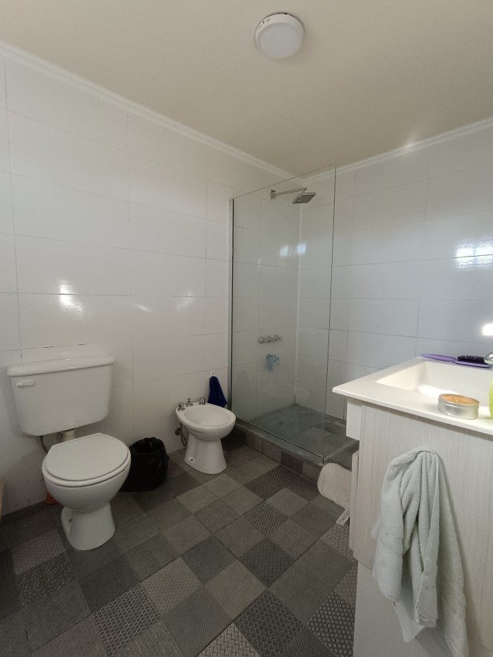 Casa de 4 habitaciones, 2 baños, patio con pileta y garage doble con fogon y baño