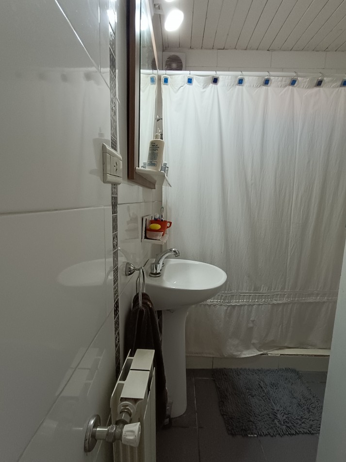 Casa de 4 habitaciones, 2 baños, patio con pileta y garage doble con fogon y baño