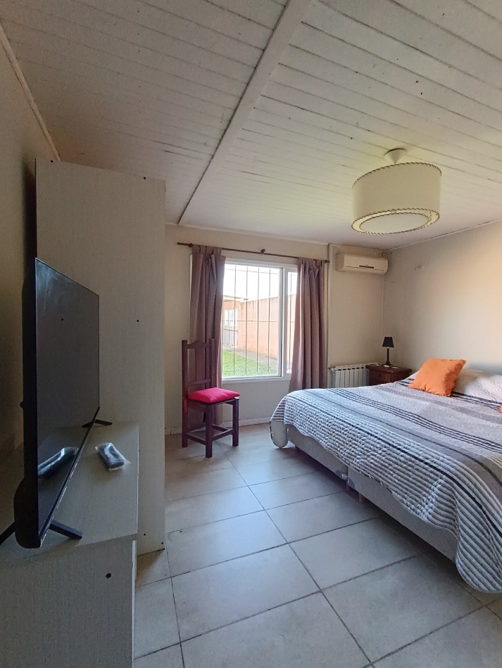 Casa de 4 habitaciones, 2 baños, patio con pileta y garage doble con fogon y baño