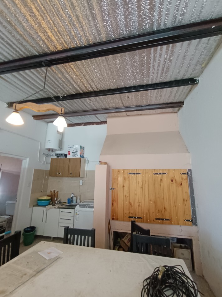 Casa de 4 habitaciones, 2 baños, patio con pileta y garage doble con fogon y baño