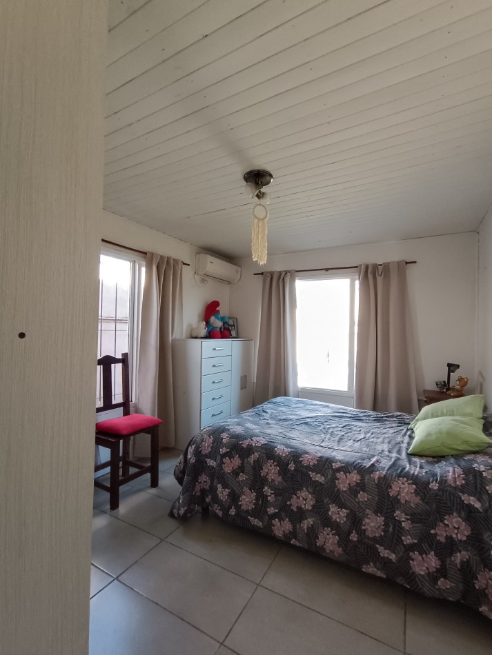 Casa de 4 habitaciones, 2 baños, patio con pileta y garage doble con fogon y baño