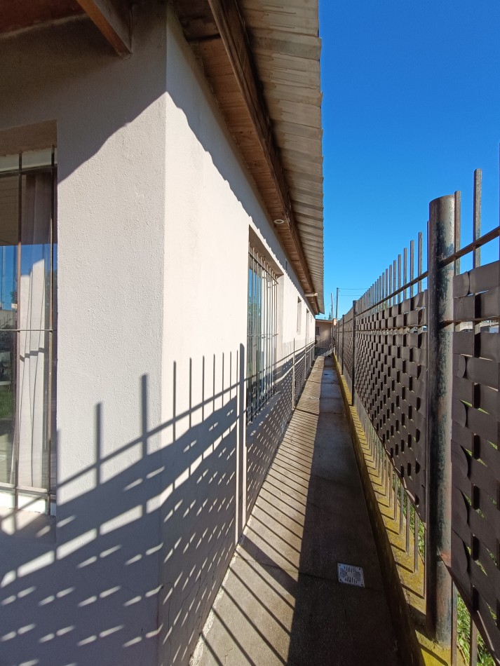 Casa de 4 habitaciones, 2 baños, patio con pileta y garage doble con fogon y baño