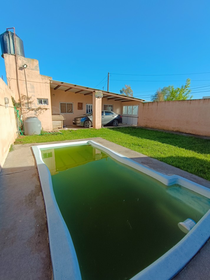 Casa de 4 habitaciones, 2 baños, patio con pileta y garage doble con fogon y baño