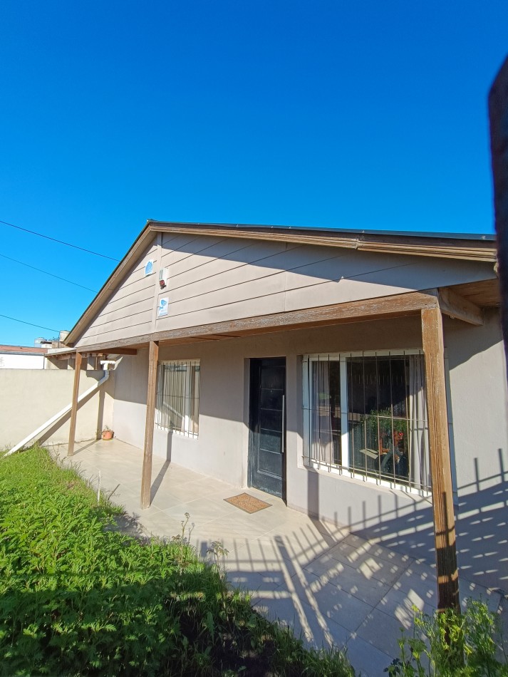 Casa de 4 habitaciones, 2 baños, patio con pileta y garage doble con fogon y baño
