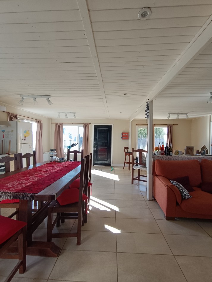 Casa de 4 habitaciones, 2 baños, patio con pileta y garage doble con fogon y baño