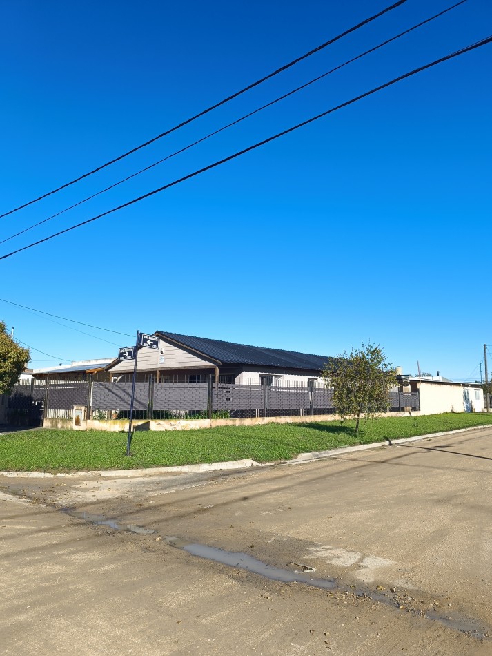 Casa de 4 habitaciones, 2 baños, patio con pileta y garage doble con fogon y baño