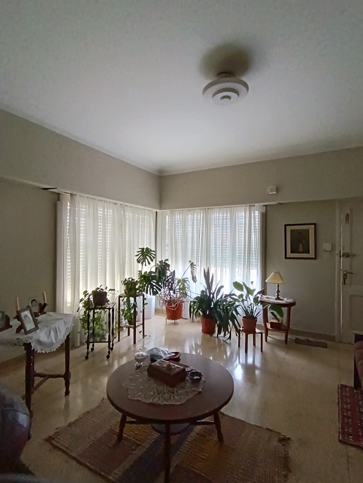 Solida casa en esquina