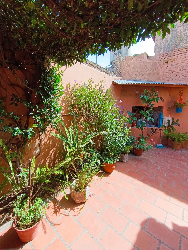 Solida casa en esquina