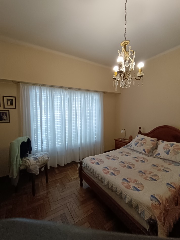 Solida casa en esquina