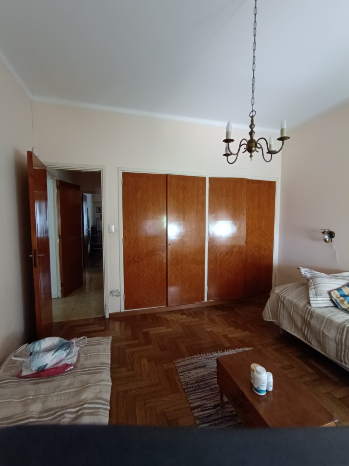 Solida casa en esquina