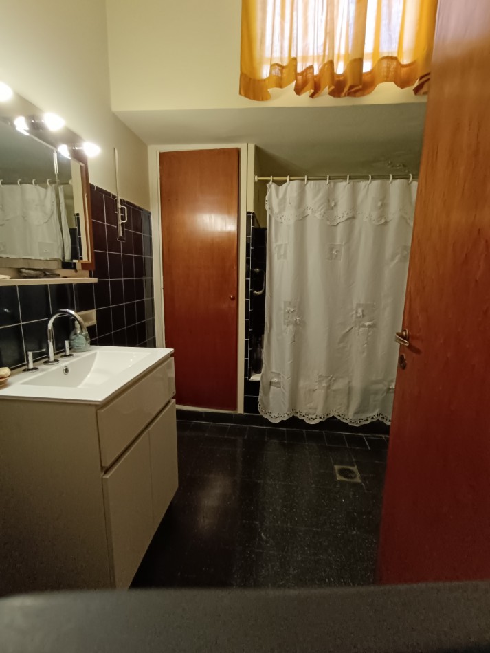 Solida casa en esquina