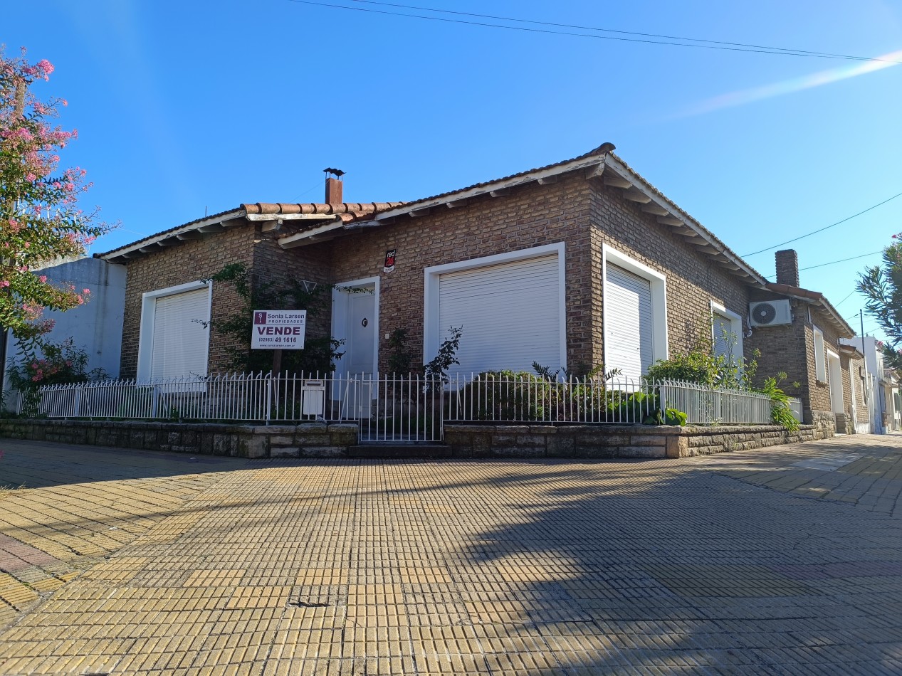 Solida casa en esquina